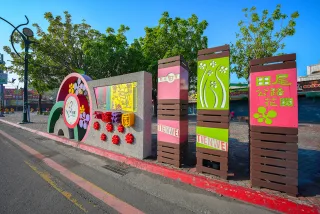 要進入田尾公路花園有四通八達的道路，但主要的入口意象，和公車搭乘處位在靠近台一線道的民族路一段上，有田尾遊客服務中心，提供諮詢和店家示意地圖等基本的旅遊資訊，彰化縣政府城市暨觀光發展處並在象徵地標的田尾怡心園，打造共融親子遊戲區，2024年重新開幕啟用，提供親子更多元體驗，附近並有停車場，出租三輪協力車業者、電動自行車店家也聚集在附近，方便自駕族大車換小車，以更貼近土地的方式來漫遊花鄉。