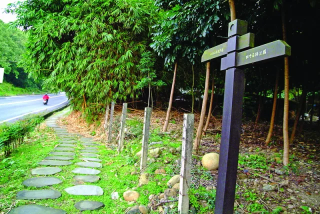 莊嚴靜謐-鼓山寺寺中供奉釋迦牟尼佛祖。貌古拙簡樸，內部莊嚴靜謐，予人安詳和諧與世無爭的感覺，引人神往。生態、景觀資源豐富田中森林公園內，景觀資源豐富，有峭壁、深谷、山峰、蝴蝶、鳥類、森林植物、楓香林等，滿山遍野的楓香〈俗稱楓樹仔〉與相思樹林，所散發出來的香氣「芬多精」，極適合前往登山健行、賞景、遠眺、森林浴、休憩，做為一趟生態之行喔
