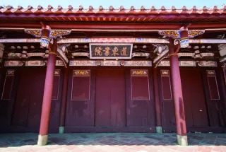主祀神明：宋徽國文公朱夫子道東書院：格局方正，座北朝南，為兩進之四合院。古匾：正殿有「會聖之精」、「梯航絕學」匾額。入口角度：外牆門在東南角，即巽位，為古代常用的入口角度。門廳：面寬三開間，闢三門。中庭：甚是寬敞，左右各有一列護室。講堂：寬三開間，深為五間，殿宇氣勢恢弘。樑架：樑架彫與彩繪均頗為可觀。講堂左右圓洞門：講堂左右有圓洞門圍成小方院，內通耳房，古時作為山長住宿之所。說給你知道東書院成功整建，一直受文化界津津樂道，當時國內古蹟保護意識才剛抬頭，雖是第一件古蹟維修案，帶有實驗性質，施工過程也引起不少爭議，但因成功保持原始結構、面貌，讓當時參與的學者專家都引以為傲，且日後其他古蹟整修多循此工法。鄰近地方文人-陳虛谷洋樓距離這裡約四、五公里的塗厝里，早期因土角厝多得名，八十多年前地方聞人陳虛谷，在目前的和厝路旁興建一棟豪華洋樓，連同庭園占地達五千坪，突兀於遍野土角厝中，雍容華貴、氣派非凡，是那個年代聞人彰顯身分的指標建築。