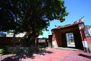 修建書院於光緒十二年中殿曾遭回祿之災，翌年重建竣事，後因礙於有限經費而年久失修，民國九年，是時曾出身書院文科畢業的區長許長泮，目睹書院建築日漸荒蕪，復出倡議重修，並定款立法，作為後人崇祀的準則。格局道東書院占地面積達二千五百坪，四周有圍牆將連照壁，及巽位的山門，入內有泮地，廟體坐北朝南為二進之四合院。門廳面寬三開間，闢三門，前埕右側立一座惜字亨，亭高二層，體態秀逸可掬中庭亦寬敞，左右各加一護室，正殿講堂亦為三開間，深有五間，殿宇氣勢恢宏，內祀宋徽國文公朱子神位，講堂左右有日月圓門，內為古時山長住宿場所。書院格局完整，建築尺度親切，氣氛寧靜，充分顯現古代優美的學習空間， 而西廡前之惜字亭常見於書院， 說明著傳統社會對文字尊敬之態度。建築裝飾道東書院在建築裝修部份有傑出的表現，像屋頂上的泥塑剪黏作，鰲魚造形古趣橫生而殿內棟架彩繪，則聘自鹿港名師柯煥章完成，其圖案設計或詩書畫作品，是一貫溫文儒雅的風格呈現另外匾額題字，亦出自鹿港名家王席聘手筆，足見古院藝術氣息的濃郁。