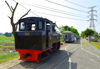 鐵道展示館原是建於1977年的鐵道建車庫，2008整修後，展示台糖早期蒸汽火車頭，編號604、326、364、機關車、糖廠老照片和鐵道設施等，附近有荷花池。戶外還有一處超美的生態池、可以餵魚、有浪漫的愛心鐘，還有可以滾草地、玩球的親子大草原和台灣欒樹林、櫻花林、林蔭步道等，和烤肉區等。
