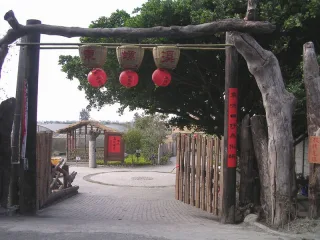 建議行程：套裝行程：以竹筏、牛車或腳踏車三種方式沿著美麗的東螺溪岸進入園區，沿途可欣賞傳統農村之特色 約60分園區生態導覽與東螺溪簡介約60分到蟋蟀區鬥蟋蟀，親水區戲水樂 約30分草地風味餐，享用園方提供的割稻飯、茶水約60分生態放送區、生態池約150分 探索水中綠色世界：觀察水生植物生長環境了解水生植物種類和特性認識水生植物構造植物標本製作團體活動、DIY與成果發表。