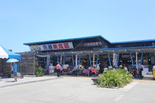 新鮮海產、蘆筍、花生及蚵仔則是王功特產，在王功海堤旁有多家餐廳供選擇，芳漢路王功美食街可吃到俗稱蚵仔嗲的「炸粿」，外皮香脆，可依喜好選擇內包韭菜、蚵仔、豬內或花枝，再搭配炒蘆筍、蚵仔湯。再配上多家現炒的鹽炒花生，口味各具特色。