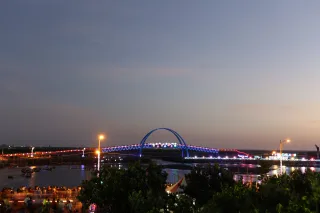 王者之弓橋－絕讚的觀夕照據點，夕陽緩緩從「王者之弓」落下，晚霞照在情人的身影上彷彿在見證一段浪漫的愛情故事，這是王者之弓最美的一刻。 王者之弓橋位於漁港出海口，港區的南緣，為一座跨港景觀橋，其造型係以本地地名「王功」引申「王者之弓」構思。王者之弓橋橋長82公尺，寬4.5公尺拱頂高20公尺，橋版面最高8公尺。橋樑材質採用最容易塑形之鋼料，呈現幾何之美，塑造彰化海岸地區性景觀為意象。生態景觀橋－榮獲國際性建築大獎，乍看之下，彷彿是大白鷺展翅高飛。這座橋設計 「強調人性關懷、光線和風的互動」，並榮獲國際性建築大獎 -遠東建築獎，是國際觀光客必訪之處呢！ 從橋上不僅可遠眺後港溪出海口的潮汐變化及王功夕照，也可觀賞到相當豐富的濕地生態景觀，已成為王功景觀新地標。