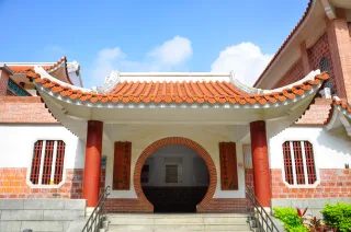 中國庭園，注入社區精神！外觀美輪美奐，擁有中國古庭園風貌的建築，整體空間規劃包含主體建築、庭園景觀及戶外舞台等。廣場有社區居民所共同精心協力完成的瓷磚拼貼藝術創作，讓戲曲館更具社區精神與活力。此一特色博物館其一磚一瓦到整座館舍的空間設計及施工，均注入了相當大的用心。