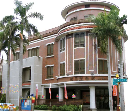 古月民俗館係源自清領彰邑聞人李氏員外園邸，其範圍東至節孝祠、古月井（今彰化生活美學館），西至古月園酒家（今中山商場），南至彰化東門樂耕門（今交通隊前），北至彰化公會堂（今彰化藝術館），園邸座落彰邑八卦山腳下。