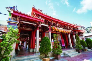 建築特色：三川殿使用牌樓式重簷，斗拱使用象頭造形，廊牆施磚刻及交跤陶。正殿：正殿之柱子排列由特殊，殿多出兩排柱子，以承受屋頂重量，使內部有如柱林。古匾古碑：內懸〔溫陵福地〕、〔穹窿主宰〕、〔得一以清〕及〔德尊三界〕等古匾，此廟古匾古碑頗多，深具文獻價值，其對聯文句之佳，為台灣地區廟宇之少見。格局宏偉、雕刻精巧，在藝術和規模上都值得稱道，是台灣地區磚木造宮殿式建築較美倫美奐者。