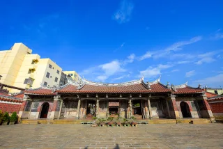 民國88年（1999）九二一地震，龍山寺嚴重受損，正殿屋脊斷落，山門與戲台木柱移位。民國90年（2001）由政府積極規劃修復，鹿港企業家寶成國際集團總裁蔡其瑞、董事長蔡其建昆仲全額捐資龍山寺主體工程修復經費，期能妥善保存國家文化資產，為鹿港龍山寺近百年來最大的修復工程。