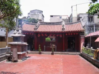 正殿供奉關帝，配祀關太子，周將軍及赤兔馬等，後殿供奉文昌帝君，殿內懸有嘉慶年門〔威鎮海邦〕古匾。它的木結構風格簡樸爽朗，表現力學之美，雕飾亦簡潔頗合乎官 建寺廟之體制，從木結構之特徵判斷，當年的工匠可能亦為粵派，有許多斗拱組構省卻斗之作法可為證，近年經整修廟埕恢復原狀，殿宇亦恢復舊貌氣氛蕭 穆典雅。