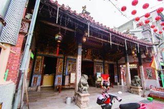 城隍廟為二進一院的建築，分別為三川殿、正殿與後殿。城隍廟內有一面算盤與銅鏡，象徵城隍爺以算盤算計士民在陽世的功過，銅鏡則有「善惡分明」之意。