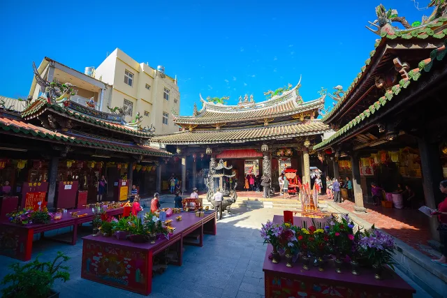 鹿港天后宮湄洲媽祖不但神靈顯赫，香火鼎盛，更因廟宇年代久遠規模宏偉，而聞名遐邇。尤其建築結構富麗堂皇，古色古香，雕樑畫棟獨具匠心，彩繪及木石雕刻，皆精緻絕倫巧奪天工，故有藝術殿堂之稱。