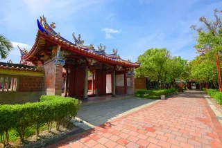 三川殿內有二塊碑文，分別是清嘉慶24年（1819）「重修文武兩祠碑記」及清光緒8年（1869）「重修文祠碑記」碑文，是文昌祠、武廟的重要文獻。文祠與武廟之間，有一口井水，稱為「虎井」，其水質甘美，故有「蓬萊第一泉」之稱。