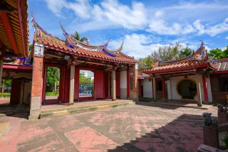 武廟曾於清嘉慶24年（1819）、清咸豐4年（1854）、清光緒7年（1881）曾重修，目前正殿內有嘉慶16年（1811）「藻耀海天」與咸豐4年（1854）的「峻極于天」匾，是武廟的重要文物。武廟的三川殿並無門神彩繪，符合官祀廟宇的風格。武廟正殿前有一口古鐘，係昭和5年（1930）由鹿港士紳黃禮永、許梅舫等士紳所敬獻，是武廟的重要文物。