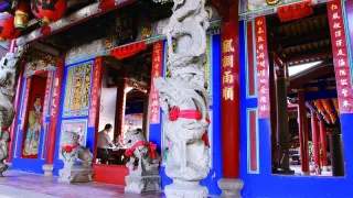 三川殿的石雕、木雕技法細緻，大門兩旁之窗飾雕刻精巧，是仁和宮裝修最精美之處。石獅及柱珠古樸而雅致，全殿古色古香，令人發思古幽情。