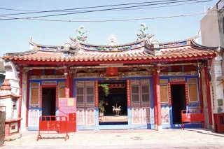 金門館為兩殿兩護龍式建築，前殿為硬山式，燕尾翹脊，樸拙莊嚴。天井中有巨樹，老幹盤鬱，枝葉繁茂。館中重要文物為：門額上的匾「金門館」，及由開臺進士鄭用錫等人所立的「重建浯江館」碑記，此外，三川殿內的舊壁畫，乃是將原殘存壁畫依原貌慢慢拼貼而成，深具歷史意義。