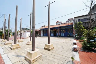 日茂行為三進二院的建築格局，目前僅存門廳與正廳。日茂行前埕地面舖滿泉州石板，廣場前有數顆磉石，做為昔時酬神時演戲的戲台石。民國56年1967日茂行重修，由鹿港匠師施金義承做正廳彩繪，並由和美陳穎派施作彩繪，書法家歐陽錦華現場揮毫，留下珍貴的墨跡。民國89年2000日茂行經指定為縣定古蹟，民國92年2003進行古蹟修復，民國94年200512月完成。