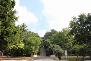 員林神社的祀神有造化三神（大國魂命、少彥名命、大己貴命）及北白川宮能久親王。員林神社共有三道鳥居，由參拜道通往本殿，神社參拜道上的鳥居，已改為傳統廟宇的牌坊造型。參拜道兩旁仍保留石燈籠、銅馬、及獅座。民國49年員林神社本殿遭拆毀，改為浩然台，一樓為涼亭，二樓做為忠烈祠，內部供奉「明延平郡王靈位」、「國軍陣亡將士靈位」及「國民革命先烈靈位」。資料來源：彰化縣文化局。