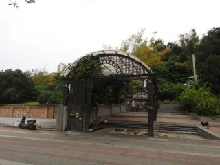 該井除提供附近居民飲水外，其湧出的泉質甘甜清冽，極適合泡茶，目前周圍搭有涼棚，井旁供奉福德正神，以喻「飲水思源」資料來源：彰化市公所2006，溫情滿彰邑-彰化市觀光導覽手冊。