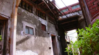 說給你知十宜樓的跑馬廊和金盛巷交叉成十字，且此地「宜琴、宜棋、宜詩、宜酒、宜畫、宜花、宜月、宜博、宜煙、 宜茶」十宜，故名十宜樓。