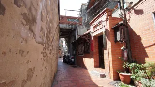 從九曲巷北端走訪，首入眼簾是百年古厝修復成的民宿，還有品茶和陶藝空間等，讓人看到老建築的新生機，接著走，仰頭看到碧綠鏤空花磚和紅磚巧妙砌成一道空中走廊，連結兩側房舍，就來到傳說中的十宜樓，橫廊與底下巷道形成十字，也稱「走馬樓」。是昔日鹿港廈郊最大行郊「慶昌號」所餘古建築。