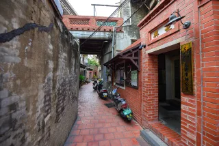相傳建造十宜樓是為邀請騷人墨客相聚吟詩、品茗、望月。有「宜琴、宜棋、宜詩、宜酒、宜畫、宜花、宜月、宜博、宜煙、宜茶」之說，亦有稱十是象徵什麼都適宜，鹿港竹枝詞「九曲巷中風不到，十宜樓上士閒吟」，傳遞鹿港的文化底蘊，「鹿港八景」中亦有「宜樓掬月」的形容。
