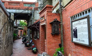 十宜樓在2003年登錄為歷史建築，是鹿港典型的長條街屋，連通到中山路的正門，今已經完成文化資產修復，「兩間四進一天井」的格局，從中山路正門走進，映入眼簾是古色古香的樓井、彩繪，典藏陳家蒐藏的祖先畫像、皇帝聖旨等古文物，呈現大家族的氣派和風華，後半段才以天橋的形式橫空越過金盛巷連接另片房舍，成為遊客必訪的十宜樓。