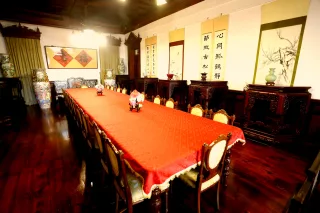 閩南式建築古風樓-古風樓為十八世紀磚砌木造古厝，傳統型的閩南建築風貌，古趣盎然，流露庭院深深的氣韻，也是品味傳統閩南深宅大院的好所在。※公開內容，不含辜氏家族之圖片及資料