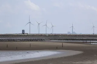 肉粽角沙灘是近年彰化的熱門景點，位於線西彰濱工業區，雖然延路路線並不太容易辨識，但也可以迎向天空，順著風車的方向走即能抵達。