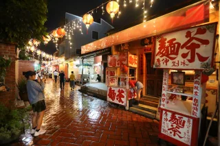 滄海桑田，港口淤積，歷史重心轉移，老街奇蹟式地被時光凍結，並在爾後開發腳步進逼下，引起重視，啟動保存。如今人們走在曲折的紅磚巷弄，欣賞華美的磚樓院落，灰瓦、甕牆和福州杉木門、窗櫺與門聯等，蘊藉的古韻，讓人遙想昔時商貿興榮與落地生根後孕育的人文情懷。