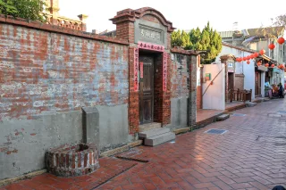 合和行對面「合德堂」，從馬背入口大門與圍牆，可見當年豪宅氣派，山牆上綠色琉璃窗櫺，牆面有精美祥獸、花草、葫蘆等裝飾，還有做為「讀書樓」的閣樓。緊接著相似古宅，門上馬背頂著「三槐挺秀」，傳遞書家門第，出將人相的懷抱，同樣無法入內參觀，最有名「半邊井」，一半井在牆內，一半牆外，洋溢里仁共享的人情味。
