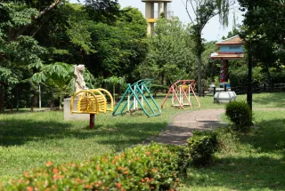 公園規劃完善，園內綠樹成蔭、草地遼闊，四季皆有不同景致，讓人一走進來就能暫時遠離城市的喧囂。