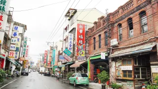 田中老街│走過清領、日治時期到今天，老街上還能看到不同的建築風格，有閩粵的紅磚屋、巴洛克式建築、日式2層式樓房。一邊品嚐在地小吃、一邊品味古老建築藝術，悠閒又滿足。