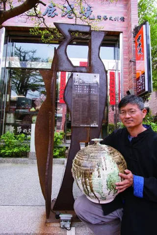 館內除介紹陶藝的製作方式與流程，並分析、比較本館作品與其它創作之不同，不僅提供參觀欣賞的價值，更具教育功能。一樓規劃為生活陶的展示區及玩陶區，每人收費150元的玩陶區，提供遊客假日DIY捏陶的親子之旅二樓規劃為咖啡、飲料區，讓人在休息之餘又可以觀賞館長施性輝的陶藝作品三樓藝術陶展覽區則展示具獨創性的陶藝作品。