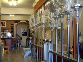 「萬能錫舖」為鹿港少數僅存又有心振興錫藝的老錫鋪，由薪傳獎藝師陳萬能（1942-）先生主持，陳家傳承這門古老工藝迄今已歷四代。陳萬能先生自14歲起隨父習藝，從傳統路線走出個人的風格，1988年榮獲教育部民族藝術薪傳獎，1995年名列中國當代藝術名人錄，作品並獲銅鼎獎等殊榮。