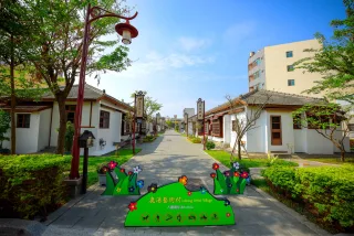 桂花巷藝術村是彰化縣第一個藝術村，在清治時期，原是主要的貿易河道，相傳古老的過去河道旁曾遍植桂花，於是流傳了這個帶著詩情韻味的名號。而考據文獻，這片地域早年是漁民捕撈烏魚的作業地，俗稱「烏魚寮」，滄海桑田，海岸線後退讓出了土地，日治時期將此填起來，在昭和年間興建日式宿舍群。