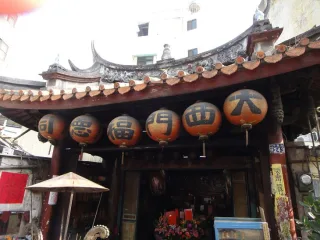 因此就與城門相關的褔德祠而言，此祠堪與鳳山縣舊城鎮褔社土地公廟相媲美，且以其規模之大，建材之優，雕塑之精緻 ，遠勝之。台灣地區錐有數百座以上之土地祠，然多數多屬於極小型廟宇，如此祠之規模，者殊屬鮮見。廟為單殿式，前帶拜亭，形制雖小，但廟貌樸實大方。拜亭採四坡頂，燕尾屋脊起翹，外觀秀麗。