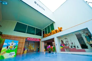展館介紹：1.襪子製作過程-了解襪子是如何製作。 2.企業歷史-襪仔王打拼奮鬥史。 3.了解原料區 -深入了解為什襪子有5元及500元的差別? 4.認識機器 -體驗第一代手搖襪子機器來的。 5.實驗戶動區 - 如何分辨襪子的好壞。 6.DIY教室 - 創造出自己獨特的襪仔娃娃。 7.賣場區 - 機能襪類、保健襪類、運動護具類、圍巾、手套、帽子。