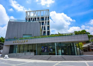 彰化縣立美術館中庭配置公共藝術作品「天地之美」，是全台最大牆面公共藝術作品，作品運用多元素材構築代表彰化豐富的人文與自然，呈現土地的生命力。清新透綠的玻璃代表乾淨的自然環境，陶版雕出土地的層次，象徵深耕的人文。球體不鏽鋼反射天空的湛藍與白雲，也反射出我們所處的環境與內心，在此駐足對話。細膩的層次表現，將自然人文的豐富性呈現出來，與美術館的建築空間做最美麗的視覺呼應，堪稱本館藝術亮點。
