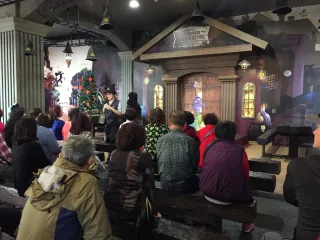 解說員認真地向大家介紹台灣優格餅乾學院的創始與故事，各位大朋友們正聚精會神地聆聽（團體建議事先預約參觀，可享有導覽服務）