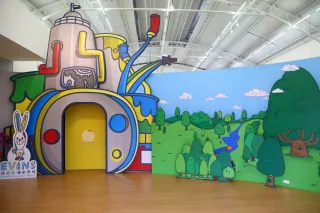 隨心所欲地把顏料塗在家裡的大白牆上，是每個小孩子一定有過的異想天開。我們從產品開發、課程規劃、館內設計都從親子共學的角度出發，帶領親子進入色彩的世界，從玩樂中愛上美術、從體驗中發揮創意，不僅能增加孩子的創意、想像力，更拉近親子關係，營造出親子間互動的無價幸福感，為孩子的童年留下美好的回憶。