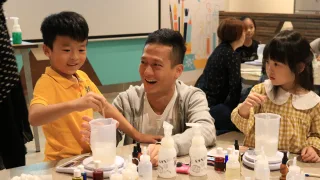 結合教育與趣味，讓您親眼目睹「台塑生醫」的所有產品，從研發、效能驗證、生產製造到品質把關，都要「過五關斬六將」，秉持著「要做就要做到最好」的宗旨，為每一位民眾所使用的產品嚴格把關。