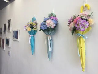 進到彩虹屋裡頭，1樓販售許多自家生產的雨傘，館長的爸爸從高中的時候就開始製作雨傘，至今已在這個產業深耕了將近40年。館長表示：許多工廠為了求快速，都採用全自動化的機器生產，但「彩虹屋」為了顧及品質，採半人工半自動的方式生產，期望能夠讓顧客擁有更好的使用體驗。