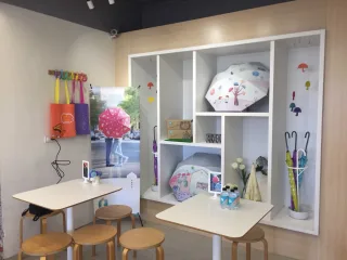 彩虹屋內到處可以發現店家的小巧思，運用光與影的遊戲，創造出許多好拍的小角落！
