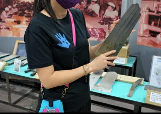 其實它是手套的熨斗唷，早期會先將手套熨斗放在火源上烤熱，再將銅模穿到手套上，把手套整平。