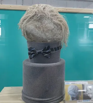 位於二樓的是體驗區及展示陳先生珍愛的收藏品們，創辦人陳先生的老家位於宜蘭，從小在海邊長大的他，身體中似乎流淌著浪漫的血液，對於大自然所創造出來的藝術品有著許多的憧憬，喜歡蒐集式各樣的貝殼及像形石，其中有顆貝殼特別的具有紀念性，於民國６３年時，陳先生要從蘇澳到彰化打拼時，身上除了換洗的衣物外，只帶了這顆貝殼。