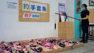 遊戲區還有套圈圈、釣手套魚可以讓小朋友們大展身手哦！