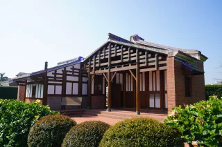 傳習齋成美公堂修復工程, 開創「台灣古蹟修復首例」與時俱進，透過科學化統計，推估修復工時與費用，作為後人修復參考依據。取修復工程中最難修復、最複雜的高低差部分(第二進正身和左内護龍 交接處) ，搭設一座一比一比例的試作區，預將所有傳統工法模擬試作，做為正式修復工程之參考。成美公堂修復完工後，試作區亦完整保存，作為建築教育、古蹟研究之傳承教學區。