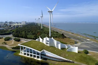 彰化縣生態教育中心位於彰濱工業區線西區中，緊鄰台61線西濱快速道路一側，也可從慶安水道旁的慶安路駛進，沿著慶安路，感受著一根又一根擎起的白色巨大的風車，近距離地在天空隨風轉動低鳴，有股被捲進風場的魔幻氛圍感，接近慶安路盡頭的靠出海口，在被映入眼簾的白色海豚屋給驚豔前，彰化縣政府也在慶安路旁打造大型停車場，並建設2.7公頃的嬉濱海豚公園附設溜滑梯等遊樂設施與寵物公園，讓自駕族不怕沒地方停車，並提供親子更多元的體驗。