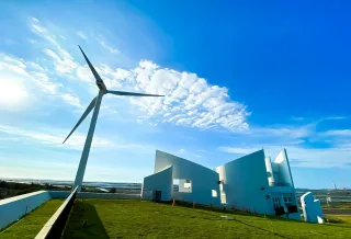 彰化縣自然生態教育中心，自2020年落成啟用，一樓作為生態展示中心，面積約1622平方公尺，二樓約225平方公尺、三樓約179平方公尺，目前開放一樓室內的展演空間，肩負起傳遞認識海洋、濕地等生態和保育的教育使命，並附設紀念商品等販賣部與公廁；也作為延展視野、進行海洋、濕地和河口生態體驗的最佳介點。尤其，附近大肚溪口正是彰化縣國家級重要濕地，動植物非常豐物，伸港又有「招潮蟹的故鄉」、「水鳥的故鄉」等稱號，附近海濱、水道常見大杓鷸、黑腹濱鷸、東方環頸行、小燕鷗等飛羽翩翩，偶爾還能觀察到瀕臨絕種的黑面琵鷺或黑嘴鷗等。