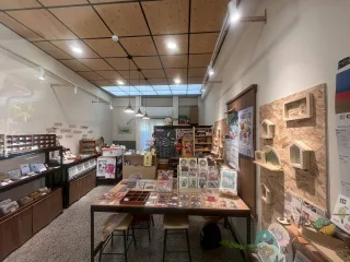 21室｜GuGu橡皮章品牌創立於2014年，專注於橡皮章的設計與手工刻製，致力將彰化特色以「手刻印記」的方式保存與傳遞。以彰化為根，創作方向主要以生活體驗、彰化在地相關的動植物為主，也積極推廣教學體驗，透過印章傳遞在地的故事與溫度。我希望讓來訪的旅客，不只是買一個印章，也能有不同體驗，並帶回對彰化這片土地的記憶。
